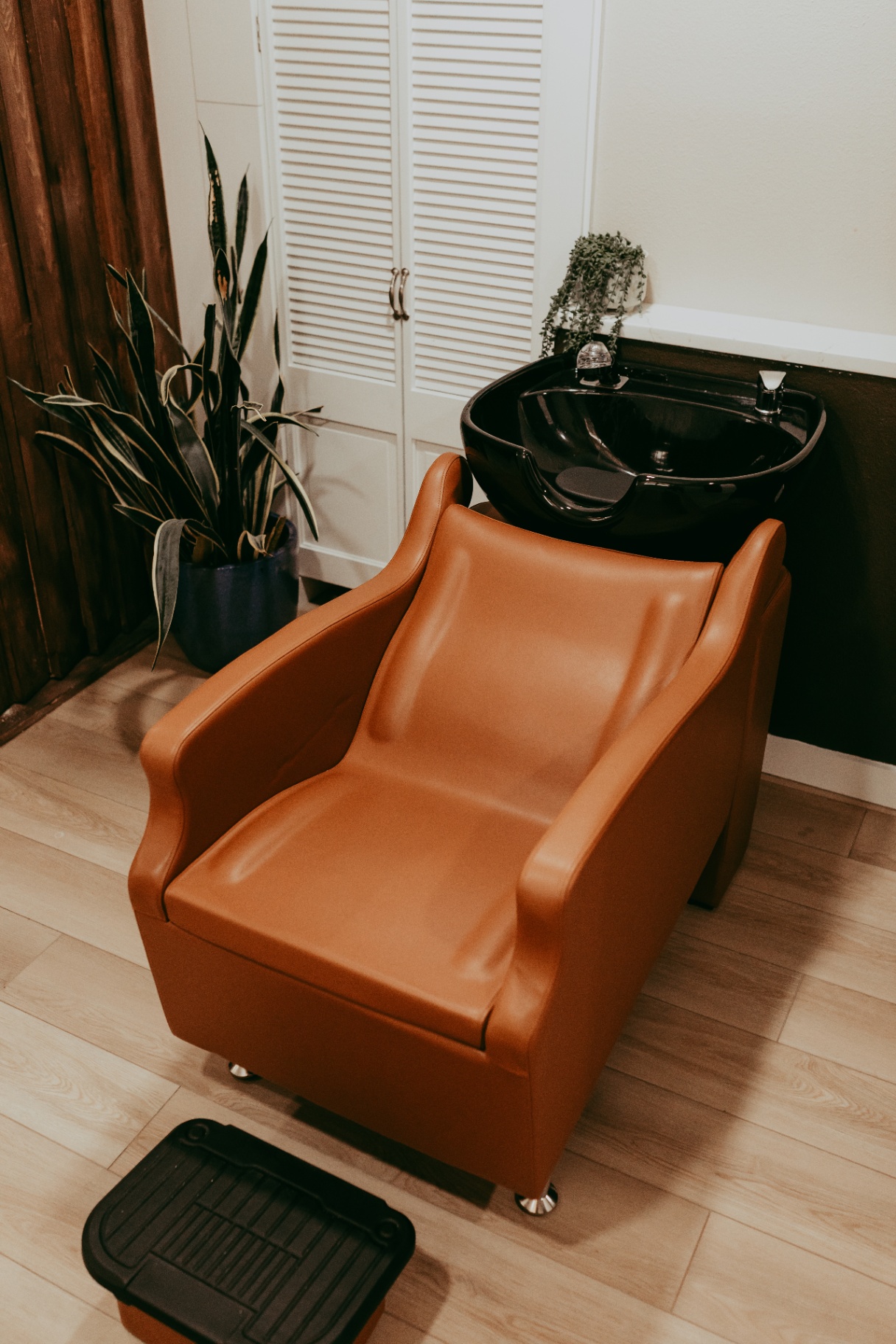 Shampoo chair with plants and warm wood